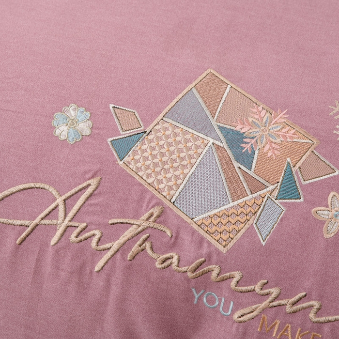 91家纺网 家纺一手货源 找家纺 缘舒家纺 2025新款全棉加厚工艺款绣花磨毛四件套 雪国春语-桃紫