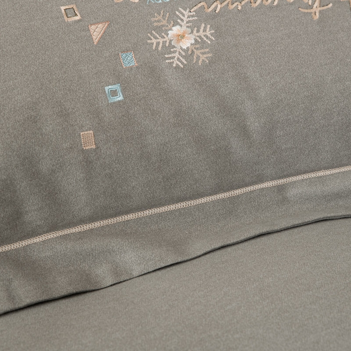 91家纺网 家纺一手货源 找家纺 缘舒家纺 2025新款全棉加厚工艺款绣花磨毛四件套 雪国春语-高级灰