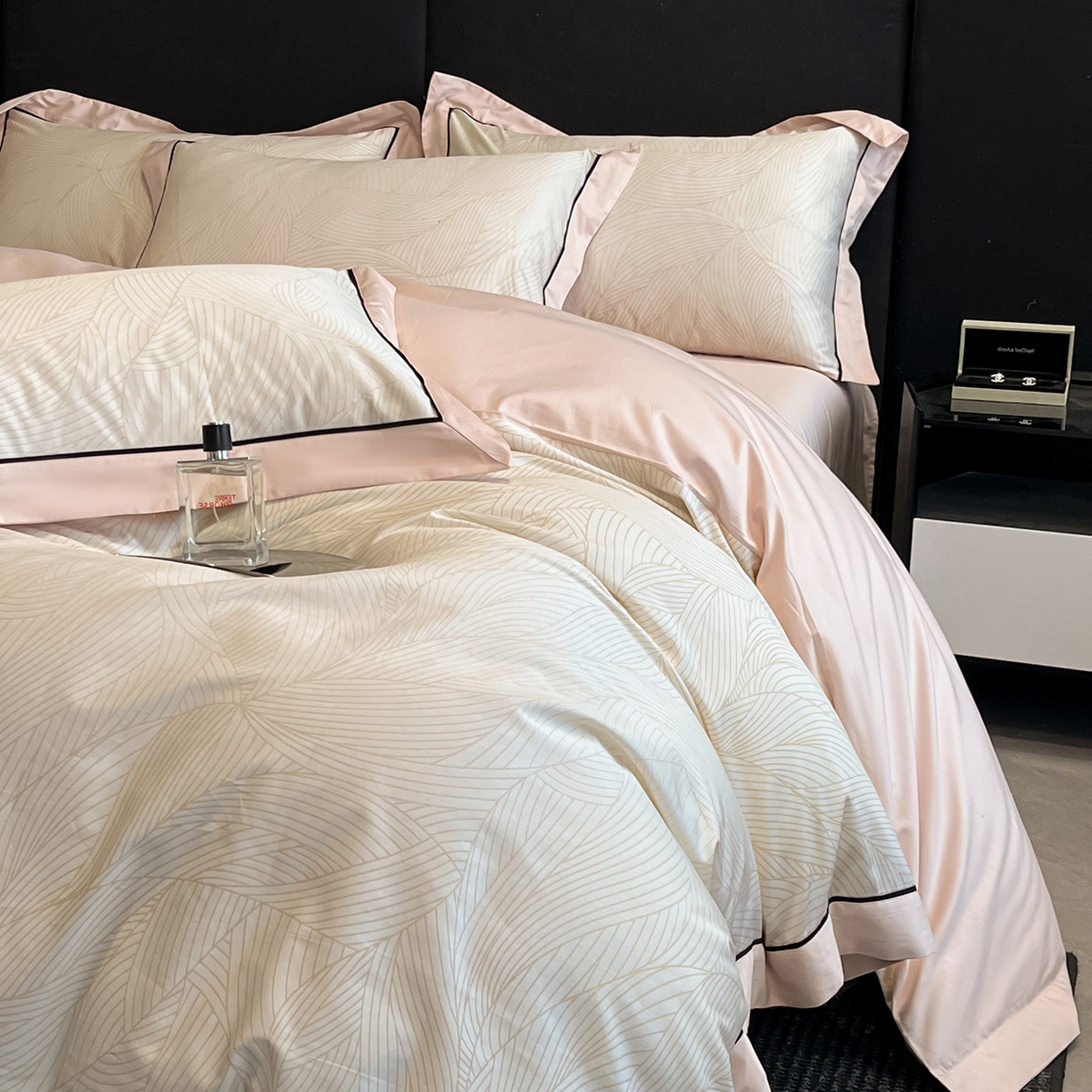 91家纺网 家纺一手货源 找家纺 （总）置顶家纺 2026新款亲肤数码印花拼角四件套凌枫