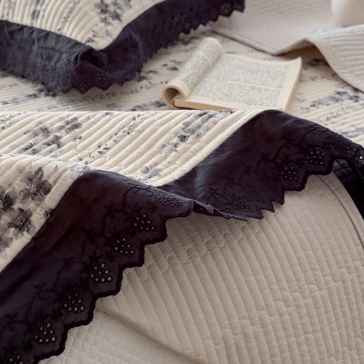 91家纺网 家纺一手货源 找家纺 桃子家居 2026新款韩版纯棉花边法式花卉碎花水洗原生态纯棉棉麻多功能床盖三件套 棉麻床盖-兰亭序蓝