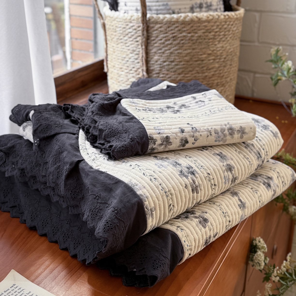 91家纺网 家纺一手货源 找家纺 桃子家居 2026新款韩版纯棉花边法式花卉碎花水洗原生态纯棉棉麻多功能床盖三件套 棉麻床盖-兰亭序蓝