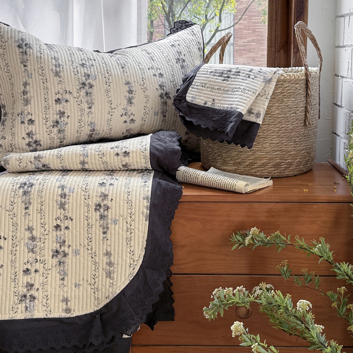 91家纺网 家纺一手货源 找家纺 桃子家居 2026新款韩版纯棉花边法式花卉碎花水洗原生态纯棉棉麻多功能床盖三件套 棉麻床盖-兰亭序蓝