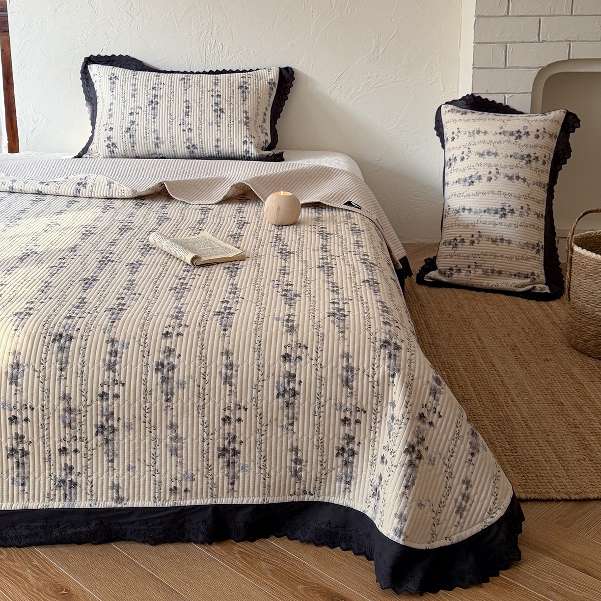 91家纺网 家纺一手货源 找家纺 桃子家居 2026新款韩版纯棉花边法式花卉碎花水洗原生态纯棉棉麻多功能床盖三件套 棉麻床盖-兰亭序蓝