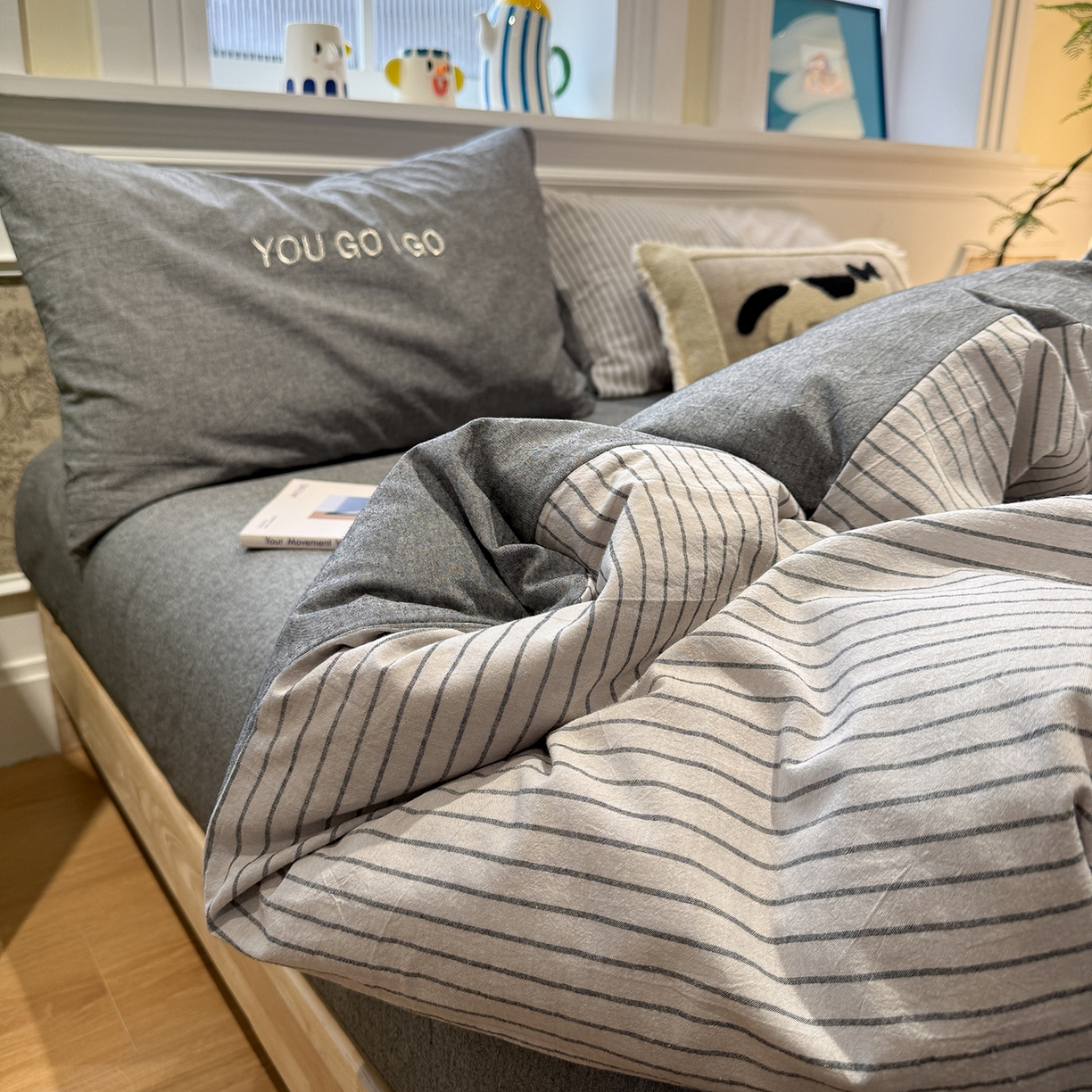 91家纺网 家纺一手货源 找家纺 （总）曼町家居 2026春夏新款全棉纯棉色织水洗棉字母刺绣四件套