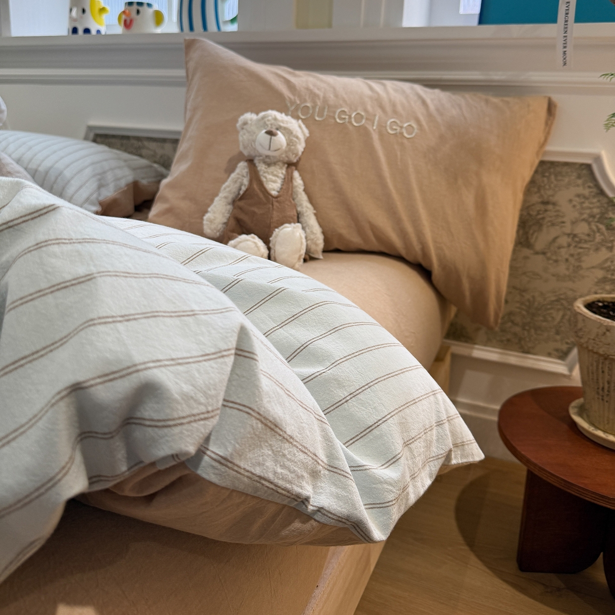 91家纺网 家纺一手货源 找家纺 曼町家居 2026春夏新款全棉纯棉色织水洗棉字母刺绣四件套 海盐