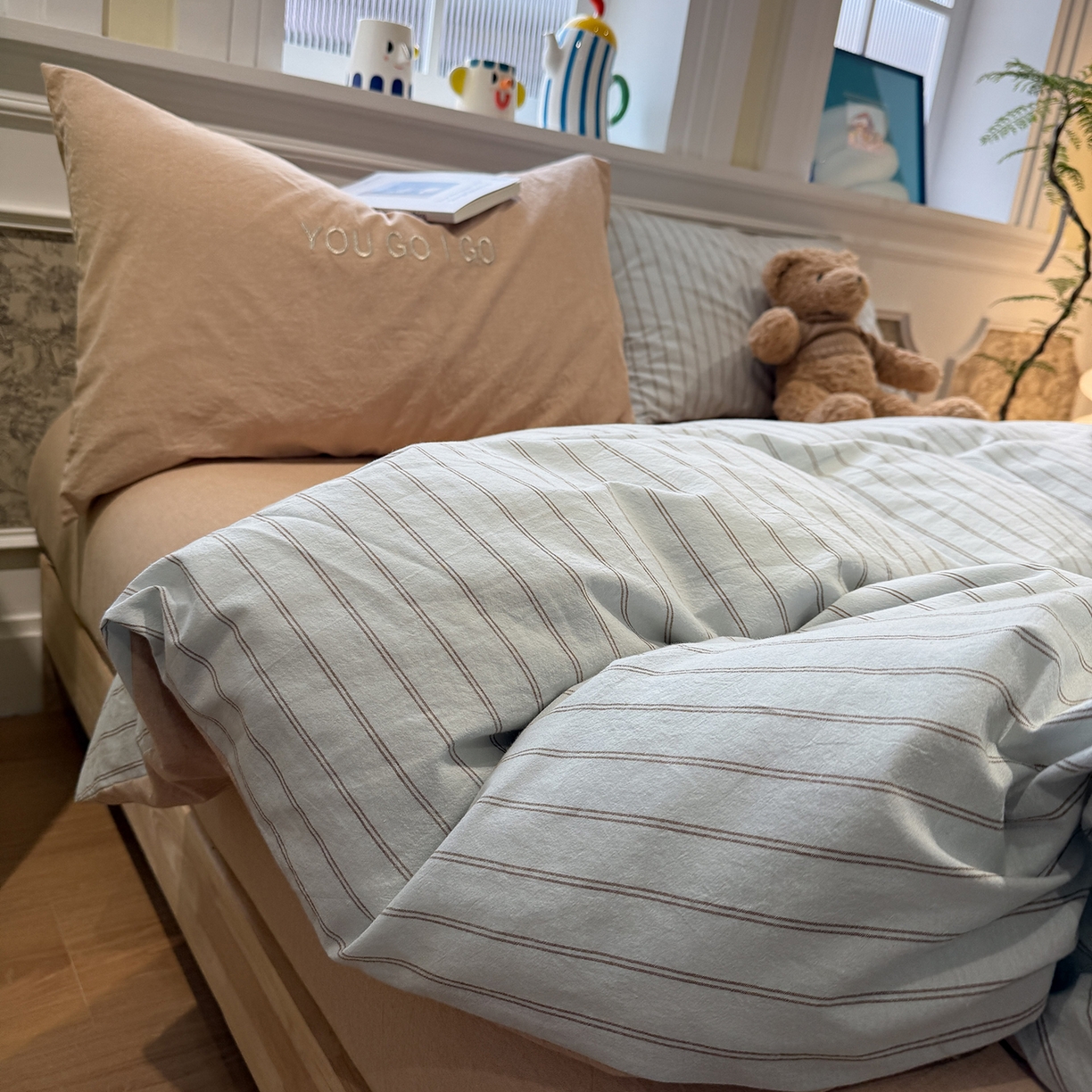 91家纺网 家纺一手货源 找家纺 曼町家居 2026春夏新款全棉纯棉色织水洗棉字母刺绣四件套 海盐