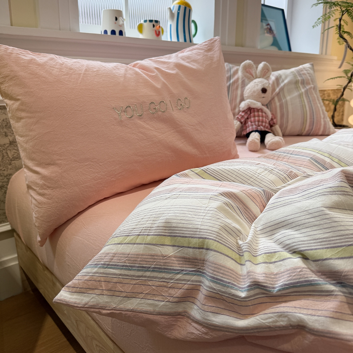 91家纺网 家纺一手货源 找家纺 曼町家居 2026春夏新款全棉纯棉色织水洗棉字母刺绣四件套 软糖