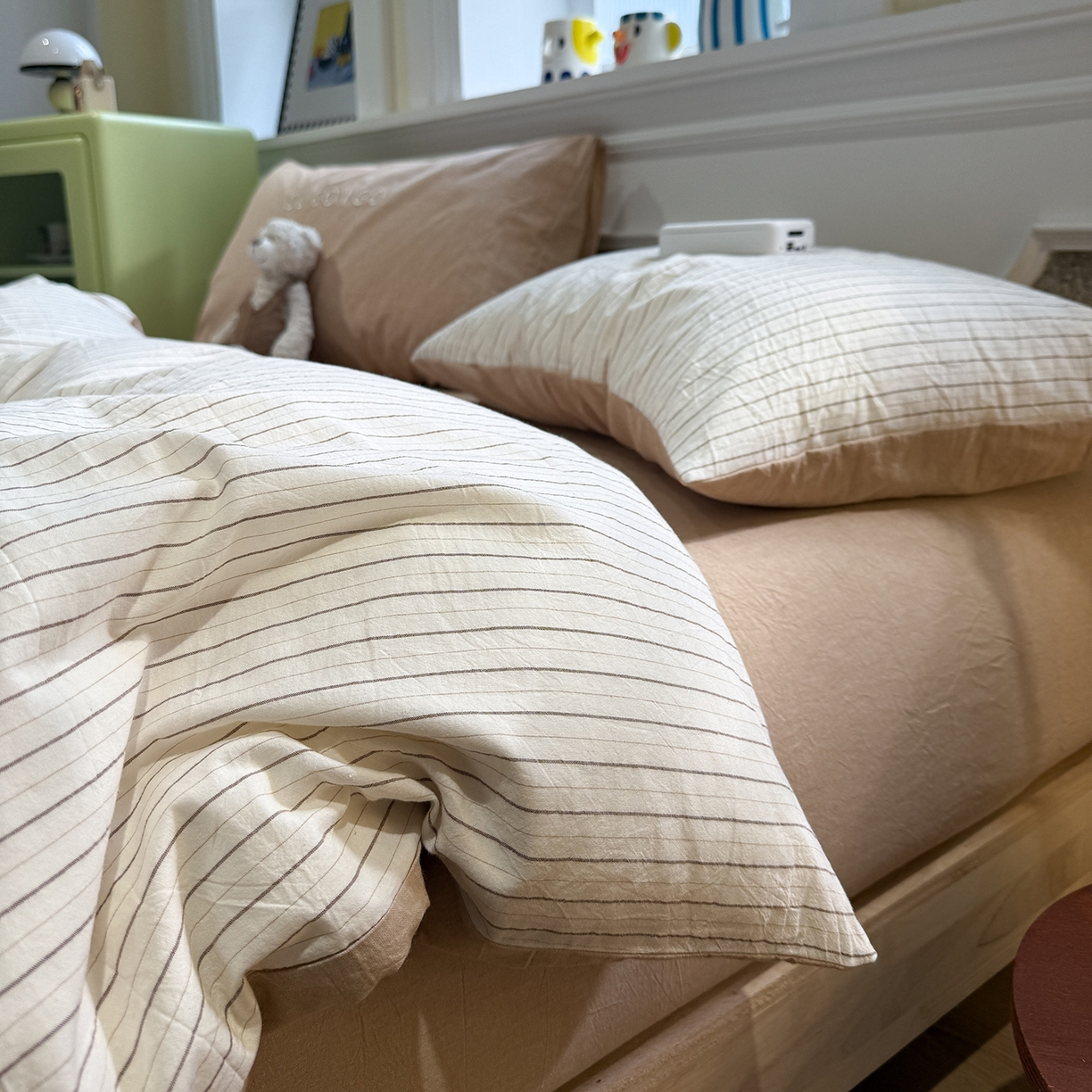 91家纺网 家纺一手货源 找家纺 曼町家居 2026春夏新款全棉纯棉色织水洗棉字母刺绣四件套 奶芙