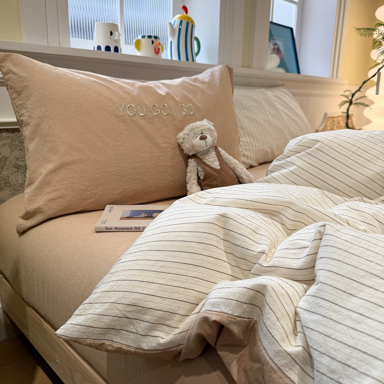 91家纺网 家纺一手货源 找家纺 曼町家居 2026春夏新款全棉纯棉色织水洗棉字母刺绣四件套 奶芙