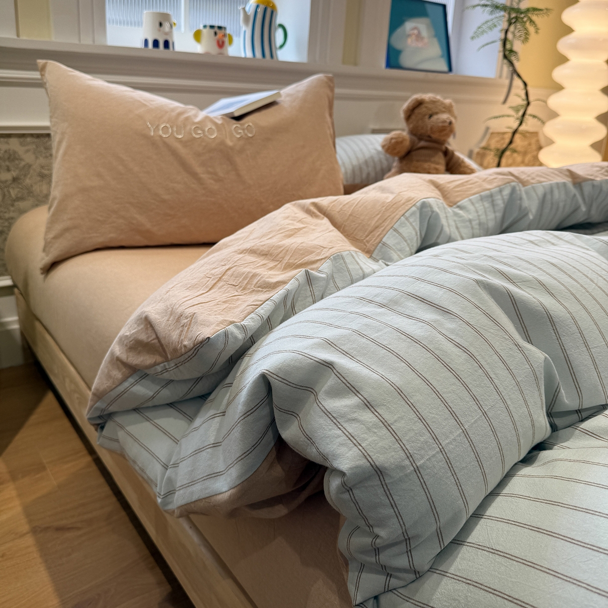 91家纺网 家纺一手货源 找家纺 曼町家居 2026春夏新款全棉纯棉色织水洗棉字母刺绣四件套 海盐