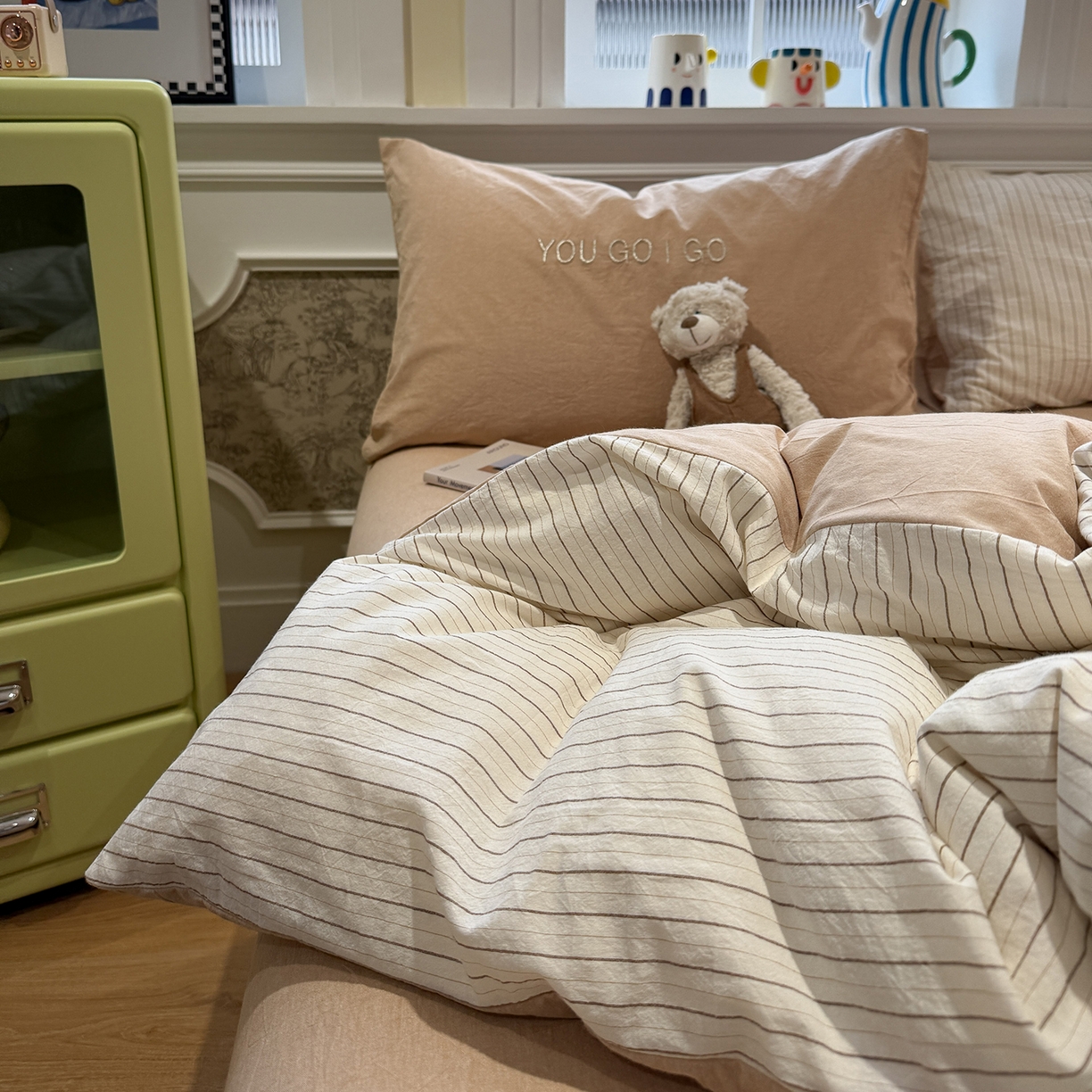 91家纺网 家纺一手货源 找家纺 曼町家居 2026春夏新款全棉纯棉色织水洗棉字母刺绣四件套 奶芙