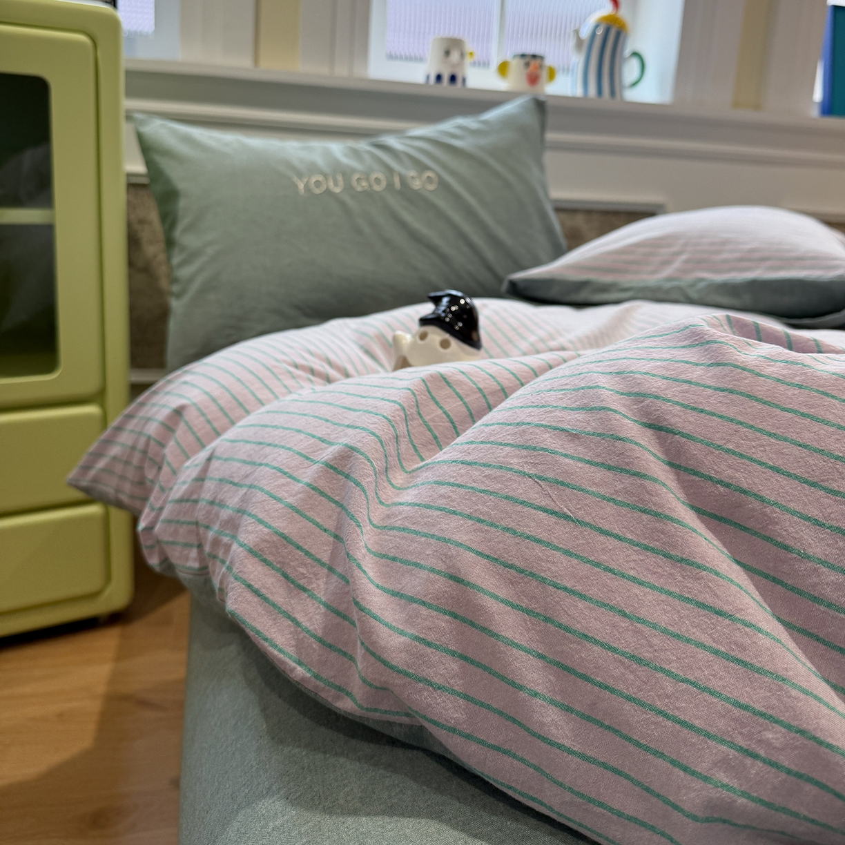 91家纺网 家纺一手货源 找家纺 曼町家居 2026春夏新款全棉纯棉色织水洗棉字母刺绣四件套 岛雾