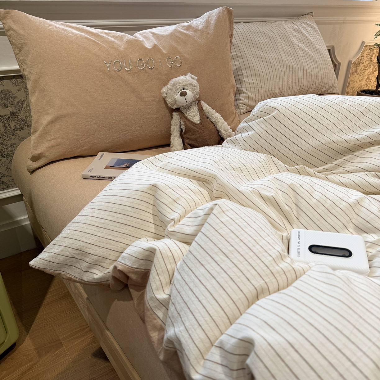 91家纺网 家纺一手货源 找家纺 曼町家居 2026春夏新款全棉纯棉色织水洗棉字母刺绣四件套 奶芙