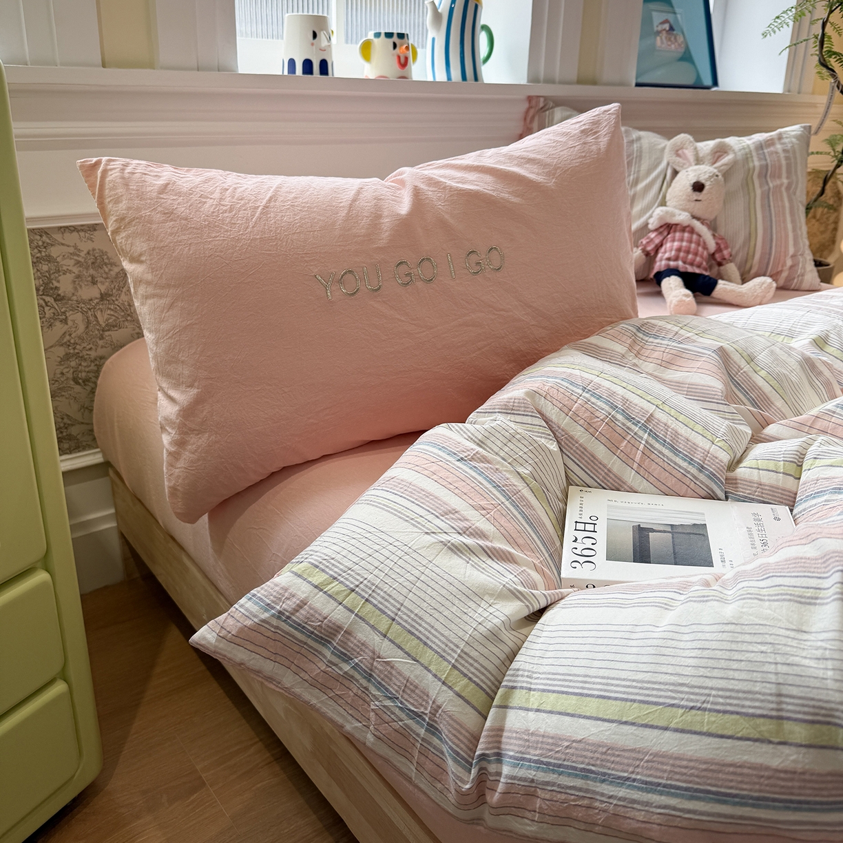 91家纺网 家纺一手货源 找家纺 曼町家居 2026春夏新款全棉纯棉色织水洗棉字母刺绣四件套 软糖