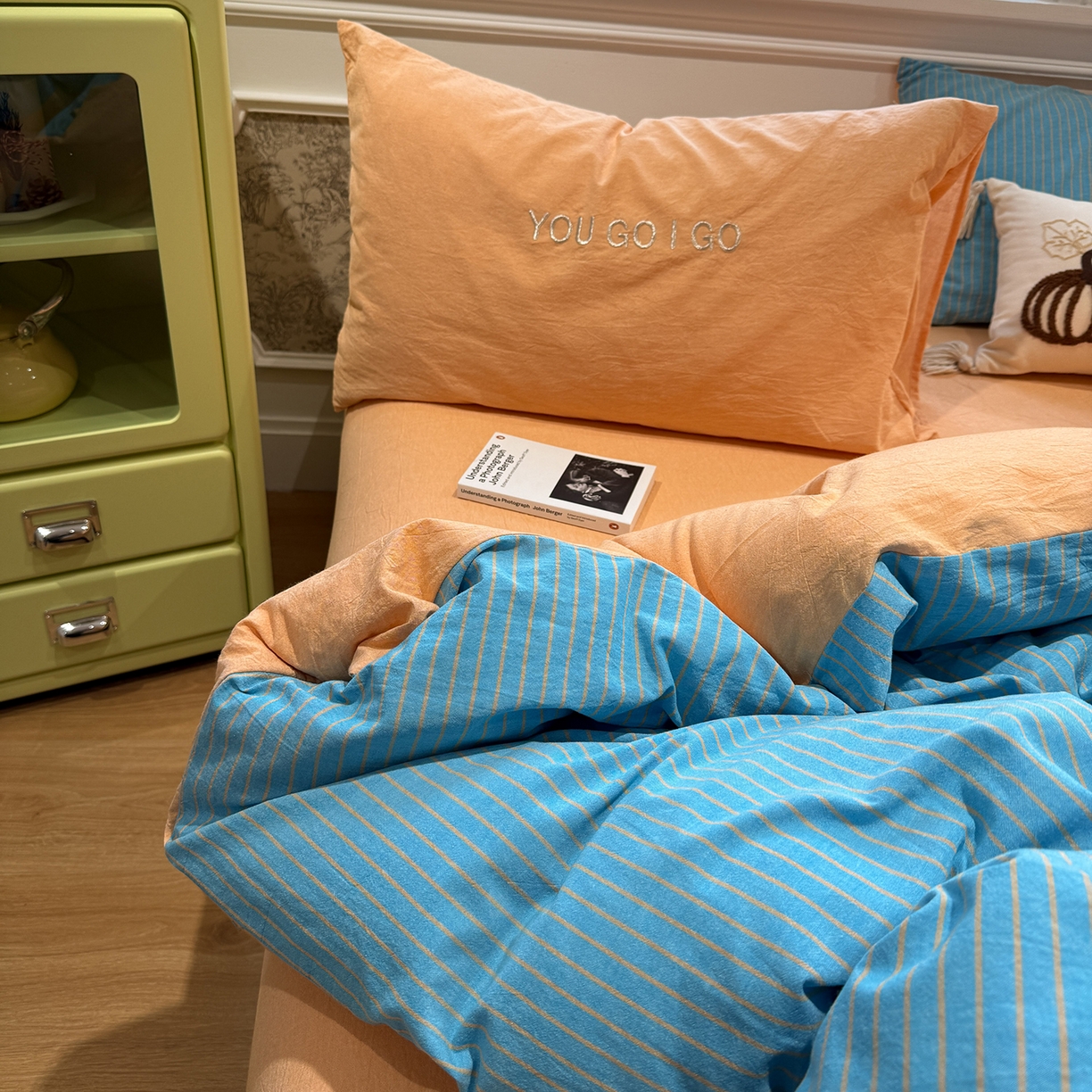 91家纺网 家纺一手货源 找家纺 曼町家居 2026春夏新款全棉纯棉色织水洗棉字母刺绣四件套 云辰