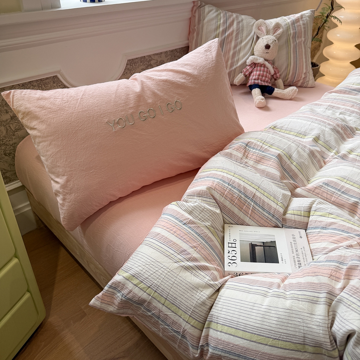 91家纺网 家纺一手货源 找家纺 曼町家居 2026春夏新款全棉纯棉色织水洗棉字母刺绣四件套 软糖