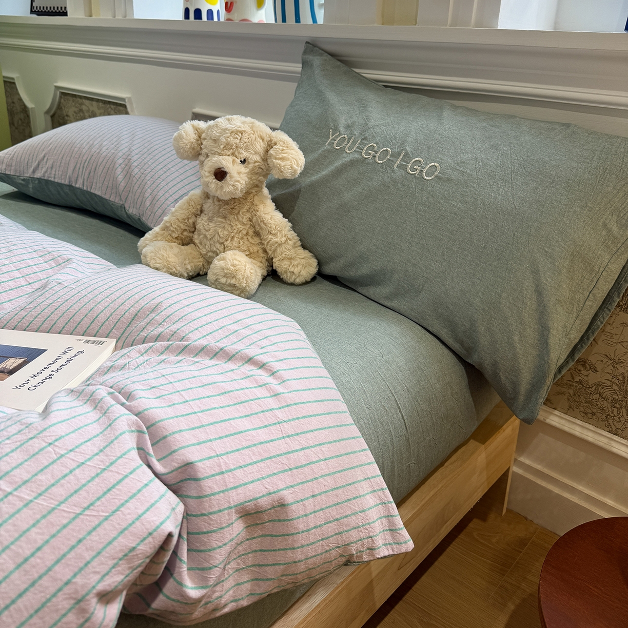 91家纺网 家纺一手货源 找家纺 曼町家居 2026春夏新款全棉纯棉色织水洗棉字母刺绣四件套 岛雾