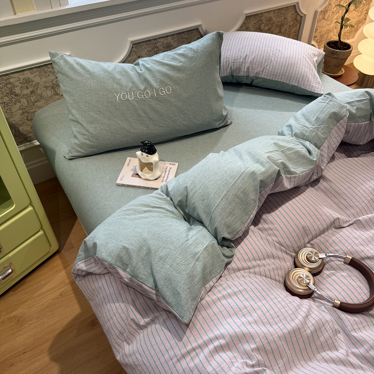 91家纺网 家纺一手货源 找家纺 曼町家居 2026春夏新款全棉纯棉色织水洗棉字母刺绣四件套 岛雾