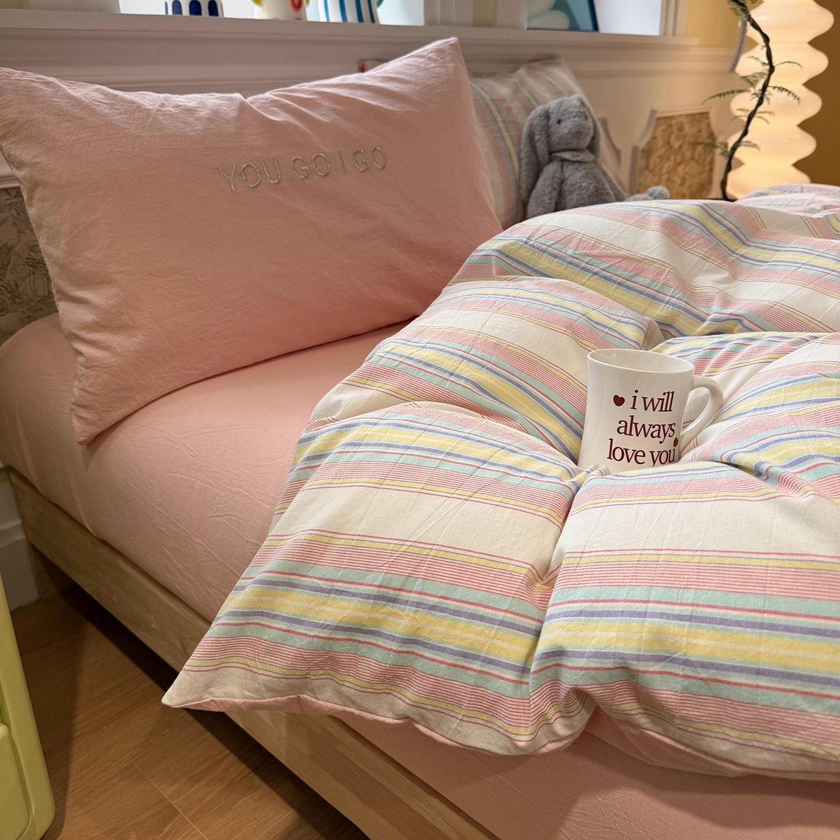 91家纺网 家纺一手货源 找家纺 曼町家居 2026春夏新款全棉纯棉色织水洗棉字母刺绣四件套 千寻