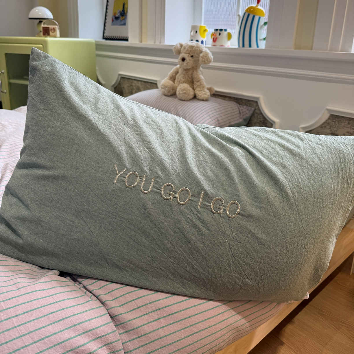 91家纺网 家纺一手货源 找家纺 曼町家居 2026春夏新款全棉纯棉色织水洗棉字母刺绣四件套 岛雾