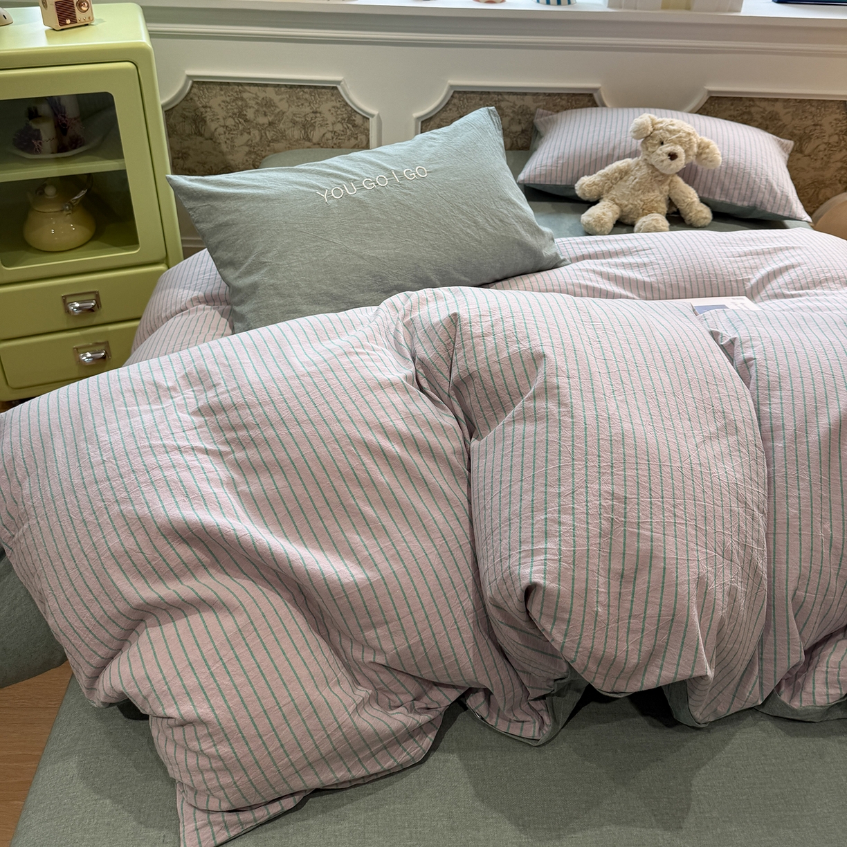 91家纺网 家纺一手货源 找家纺 曼町家居 2026春夏新款全棉纯棉色织水洗棉字母刺绣四件套 岛雾