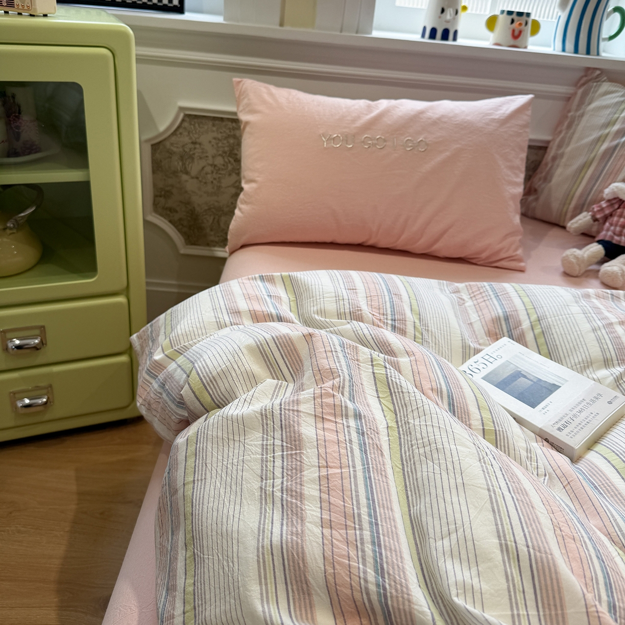 91家纺网 家纺一手货源 找家纺 曼町家居 2026春夏新款全棉纯棉色织水洗棉字母刺绣四件套 软糖