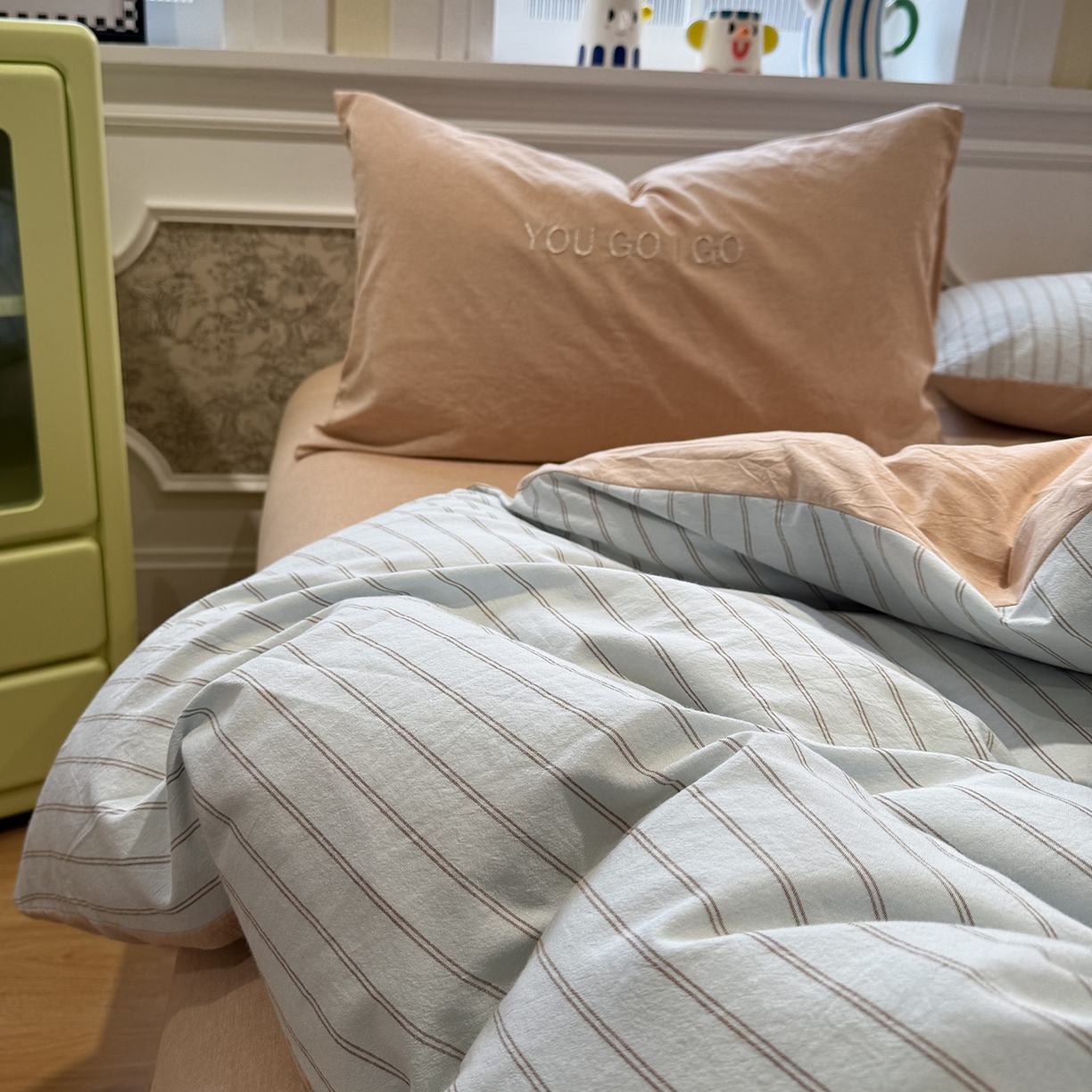 91家纺网 家纺一手货源 找家纺 曼町家居 2026春夏新款全棉纯棉色织水洗棉字母刺绣四件套 海盐