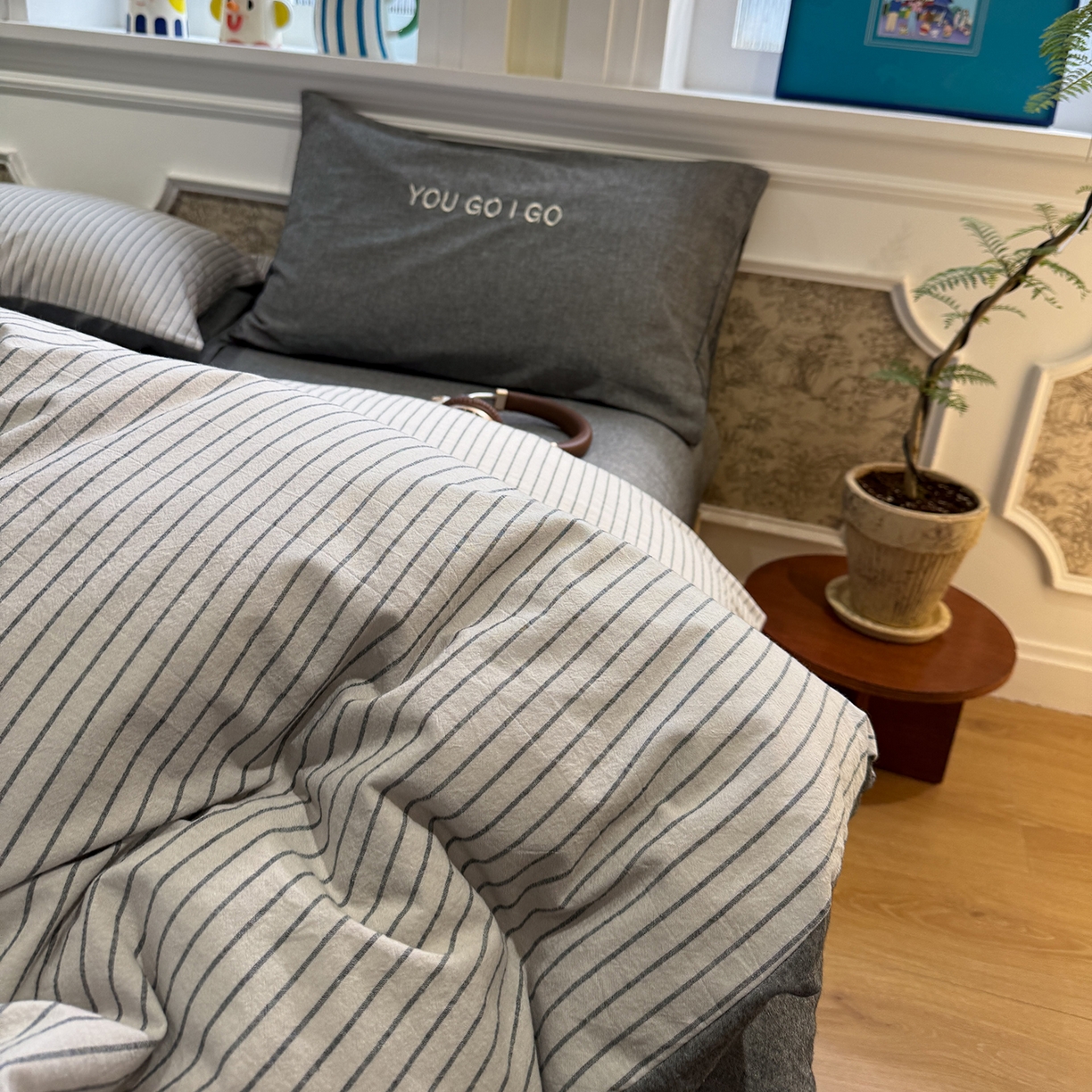 91家纺网 家纺一手货源 找家纺 曼町家居 2026春夏新款全棉纯棉色织水洗棉字母刺绣四件套 茶白