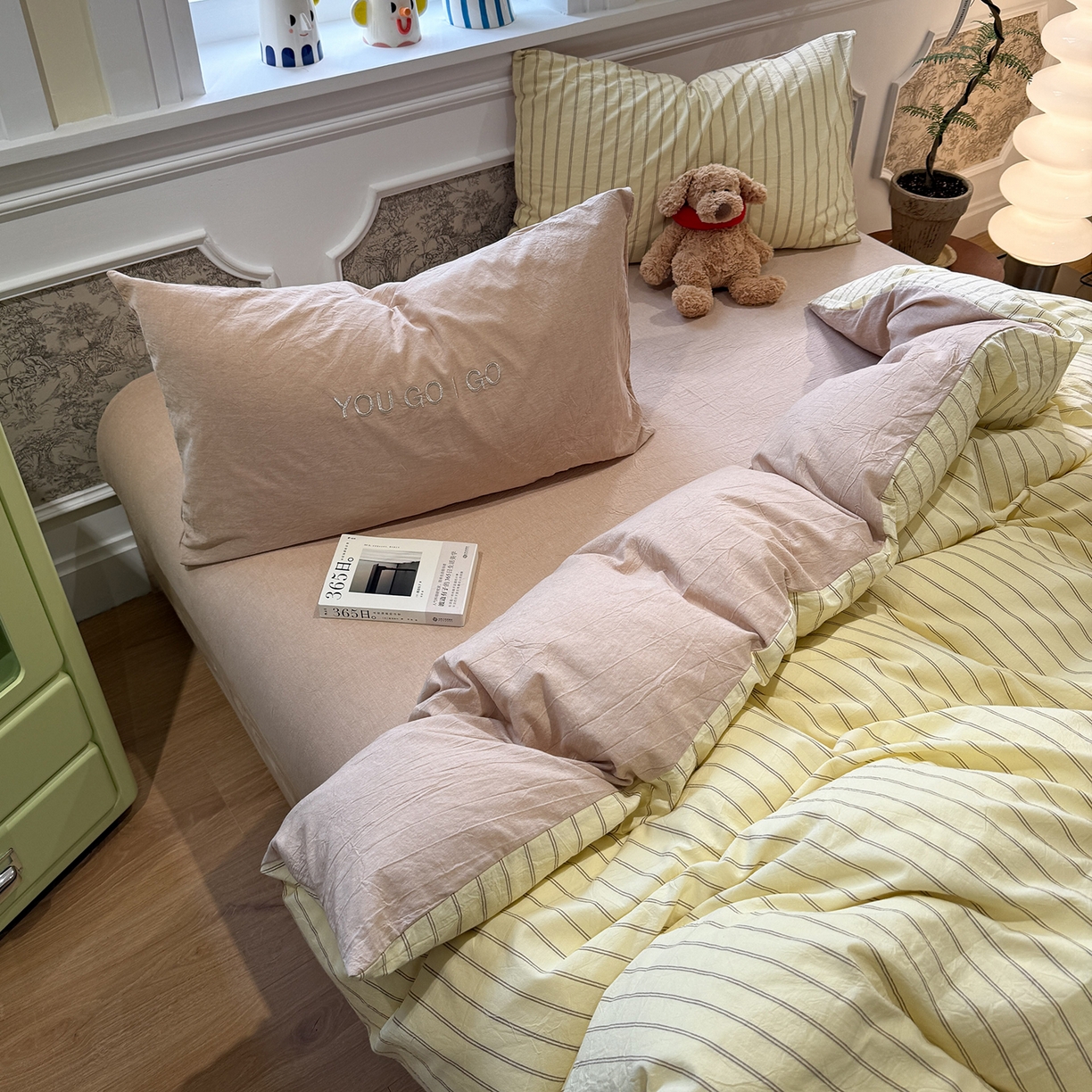 91家纺网 家纺一手货源 找家纺 曼町家居 2026春夏新款全棉纯棉色织水洗棉字母刺绣四件套 浅夏