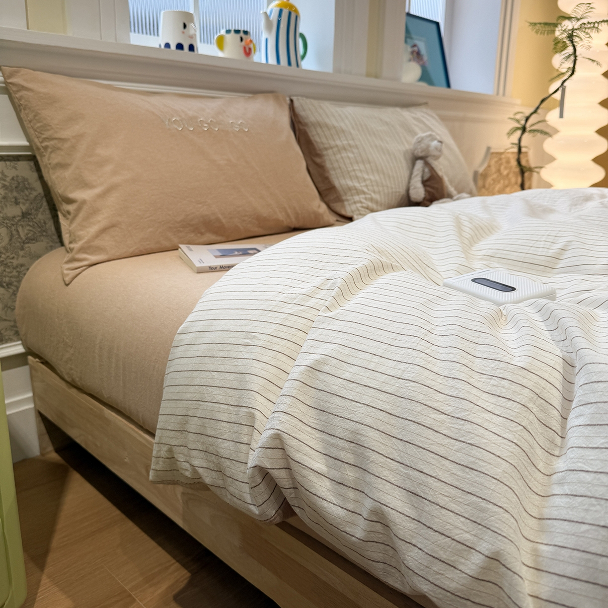 91家纺网 家纺一手货源 找家纺 曼町家居 2026春夏新款全棉纯棉色织水洗棉字母刺绣四件套 奶芙