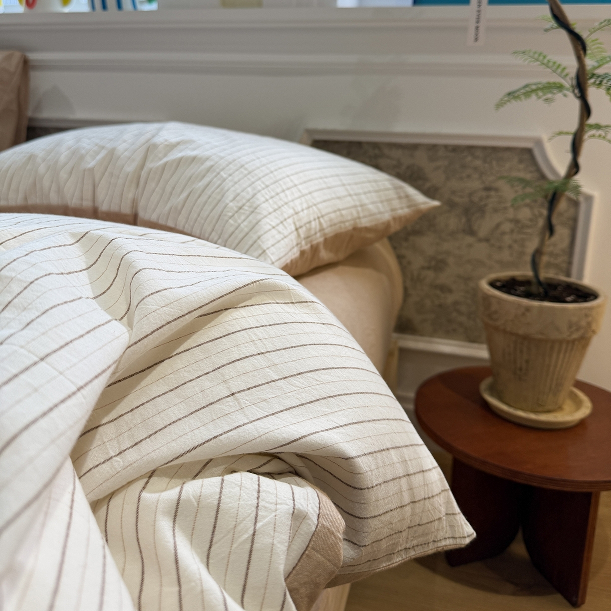 91家纺网 家纺一手货源 找家纺 曼町家居 2026春夏新款全棉纯棉色织水洗棉字母刺绣四件套 奶芙