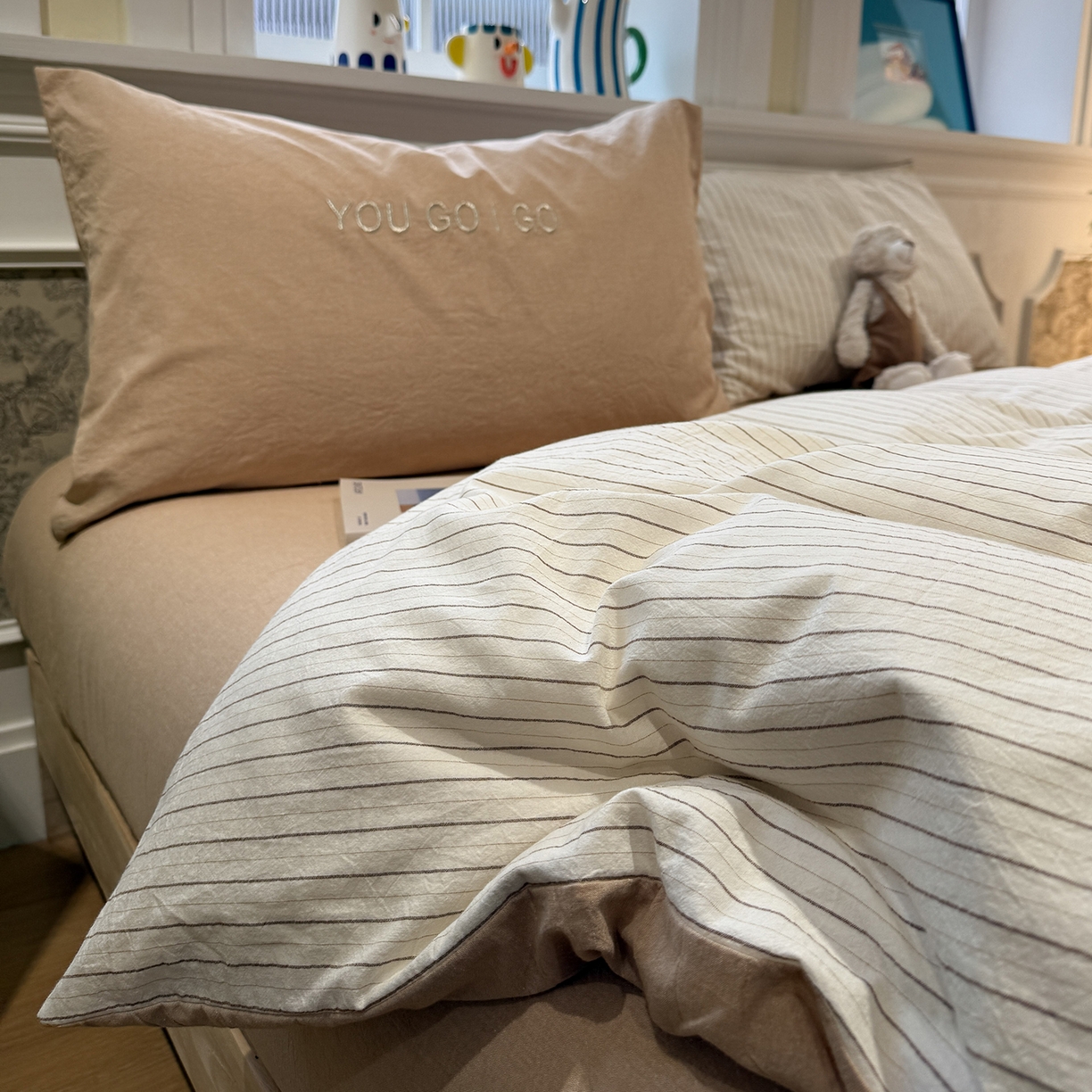 91家纺网 家纺一手货源 找家纺 曼町家居 2026春夏新款全棉纯棉色织水洗棉字母刺绣四件套 奶芙