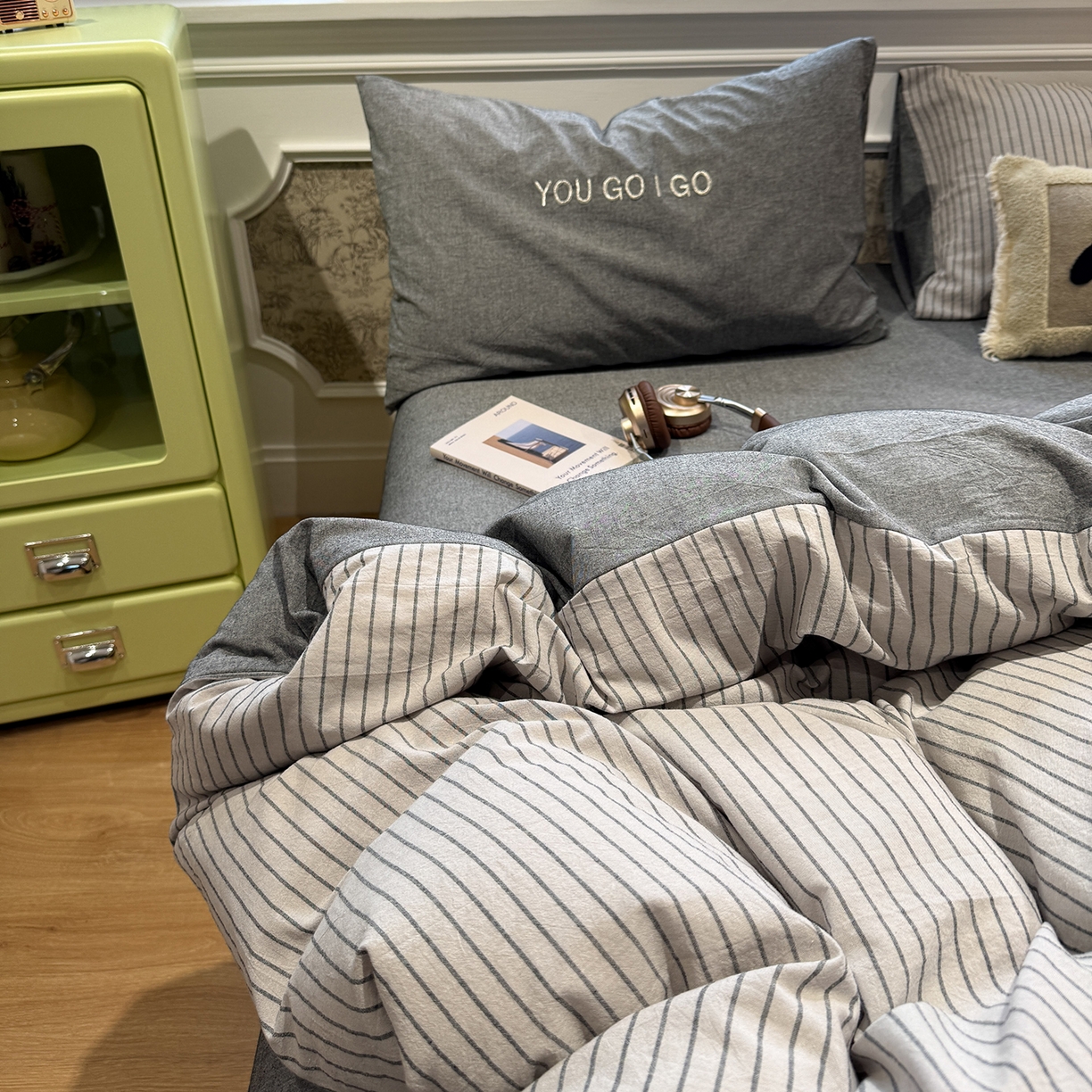 91家纺网 家纺一手货源 找家纺 （总）曼町家居 2026春夏新款全棉纯棉色织水洗棉字母刺绣四件套