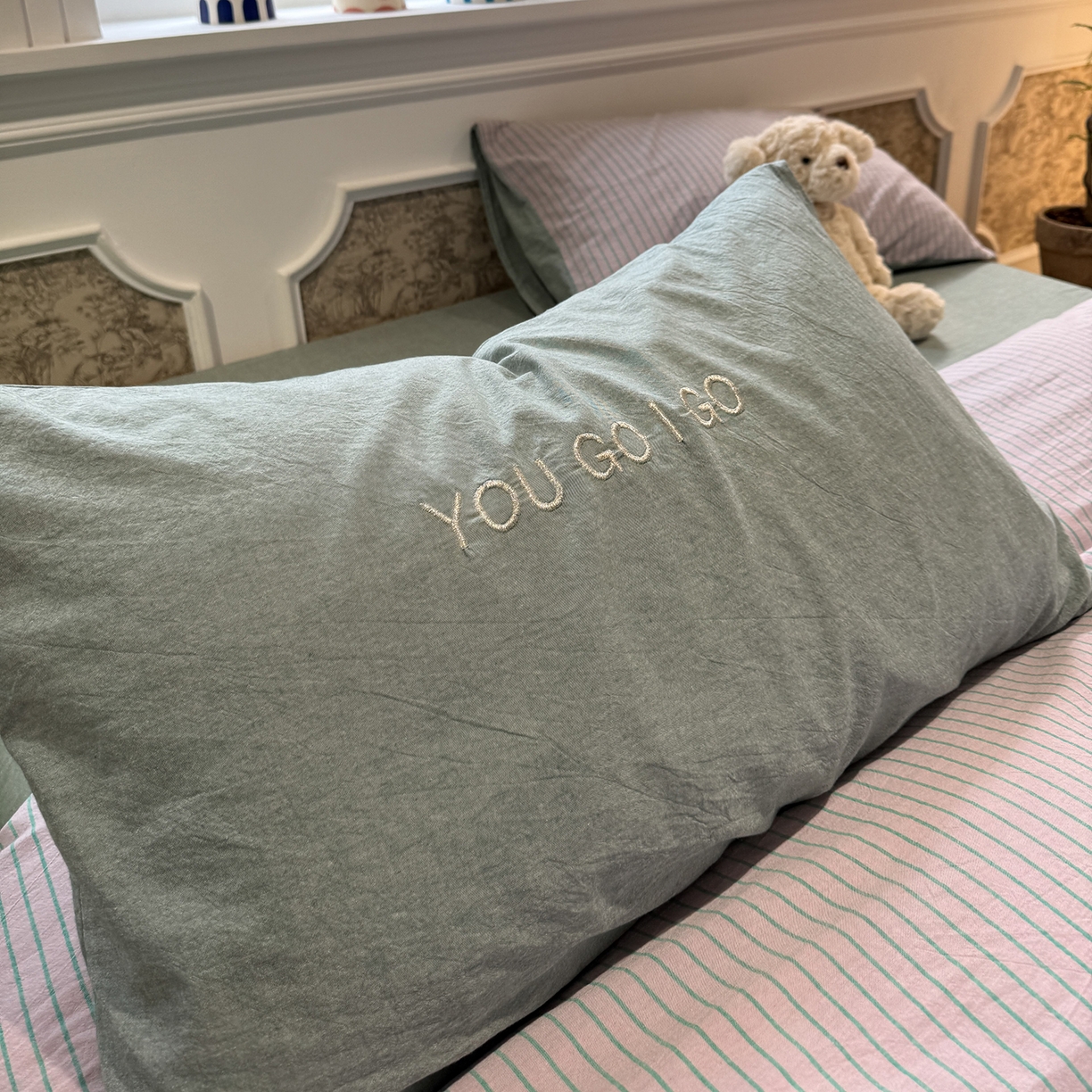 91家纺网 家纺一手货源 找家纺 曼町家居 2026春夏新款全棉纯棉色织水洗棉字母刺绣四件套 岛雾