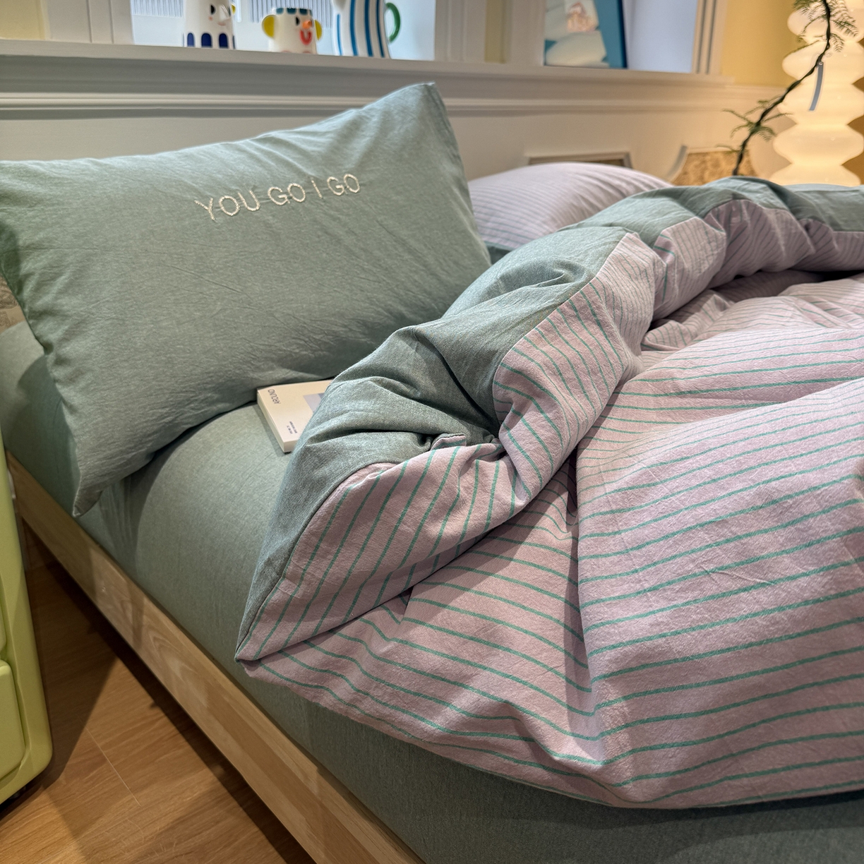 91家纺网 家纺一手货源 找家纺 曼町家居 2026春夏新款全棉纯棉色织水洗棉字母刺绣四件套 岛雾