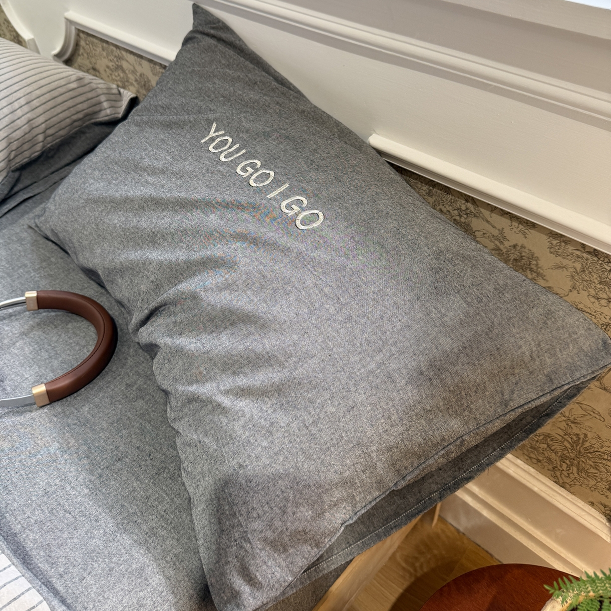 91家纺网 家纺一手货源 找家纺 曼町家居 2026春夏新款全棉纯棉色织水洗棉字母刺绣四件套 茶白