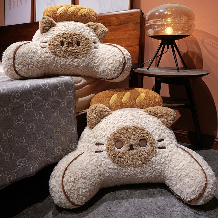 91家纺网 家纺一手货源 找家纺 仟亿莱 2026新款面包歪耳暹罗猫拥抱式腰靠 大眼暹罗