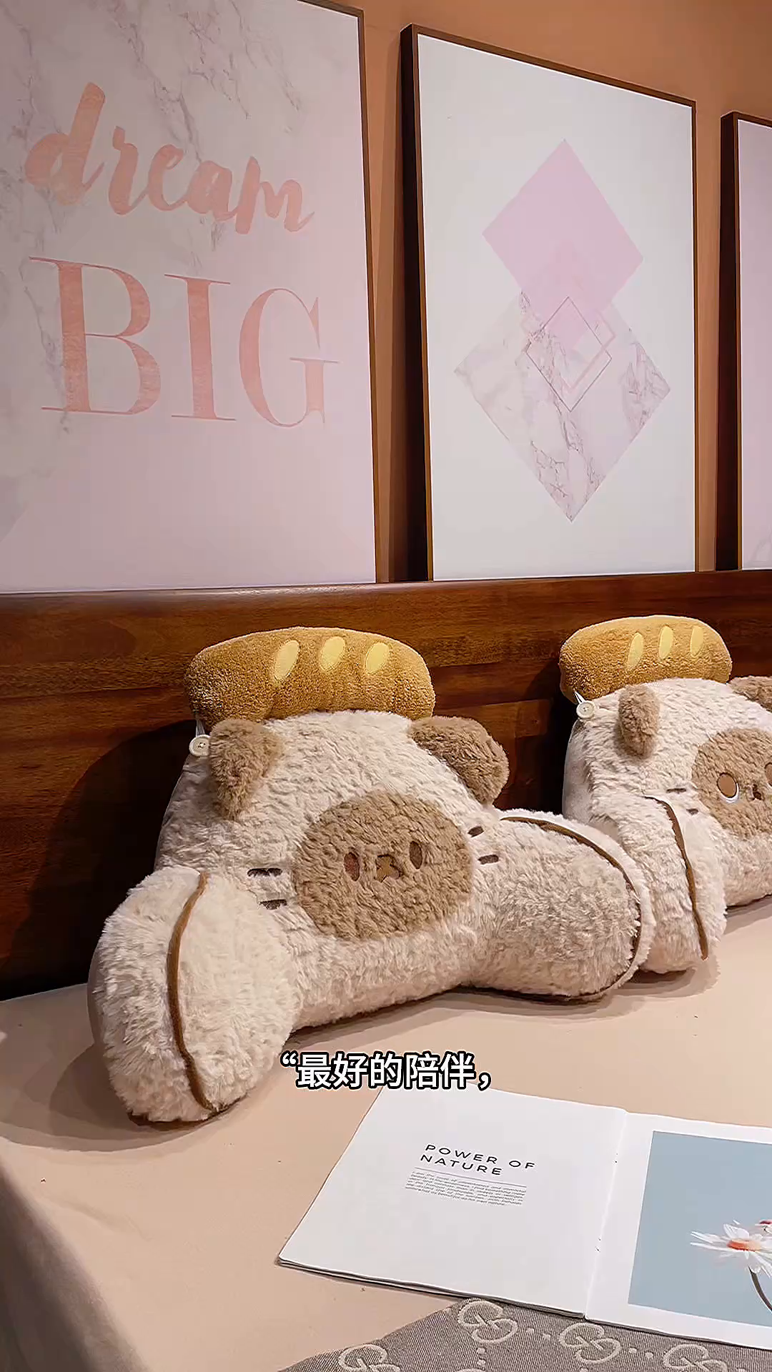 91家纺网 家纺一手货源 找家纺 仟亿莱 2026新款面包歪耳暹罗猫拥抱式腰靠 豆眼暹罗