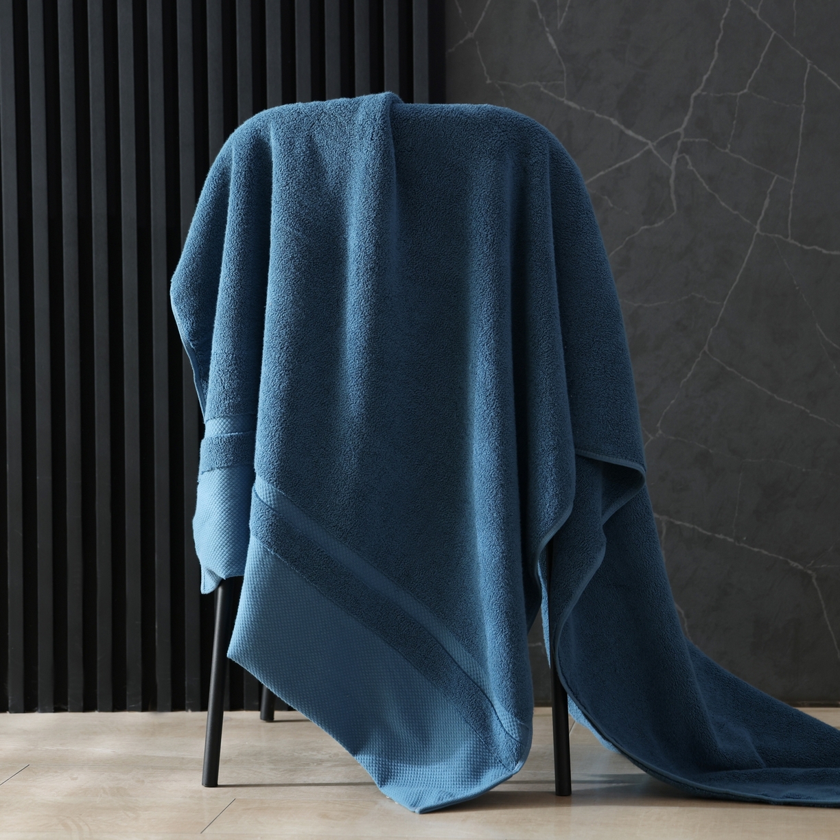 91家纺网 家纺一手货源 找家纺 朴尔家纺-毛巾被 2026年新品悠哲系列纯色全棉纯棉缎档加大加厚浴巾 悠哲-秘静蓝 90x180cm/条