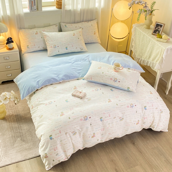 91家纺网 家纺一手货源 找家纺 红日子纺织品 2026新款小清新12868全棉纯棉学生卡通款四件套 欢乐周末