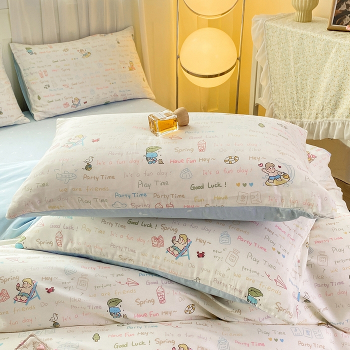 91家纺网 家纺一手货源 找家纺 红日子纺织品 2026新款小清新12868全棉纯棉学生卡通款四件套 欢乐周末