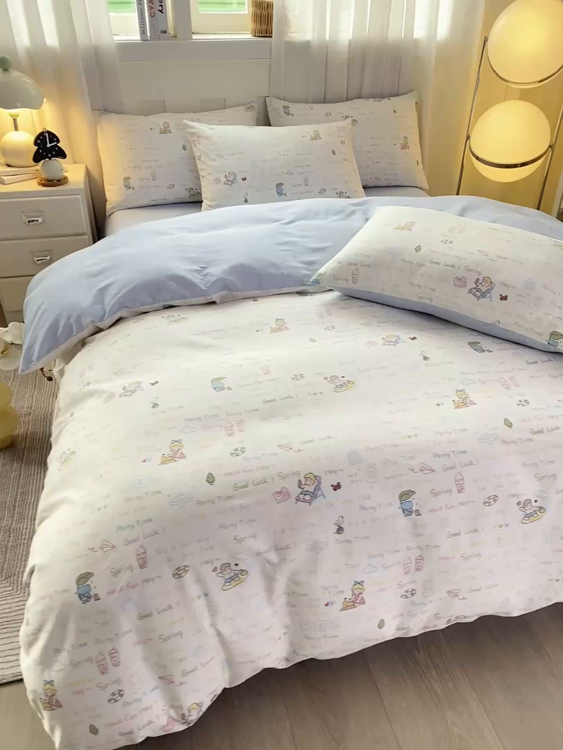 91家纺网 家纺一手货源 找家纺 红日子纺织品 2026新款小清新12868全棉纯棉学生卡通款四件套 欢乐周末