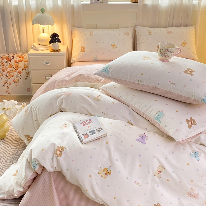 91家纺网 家纺一手货源 找家纺 红日子纺织品 2026新款小清新12868全棉纯棉学生卡通款四件套 伙伴甜心