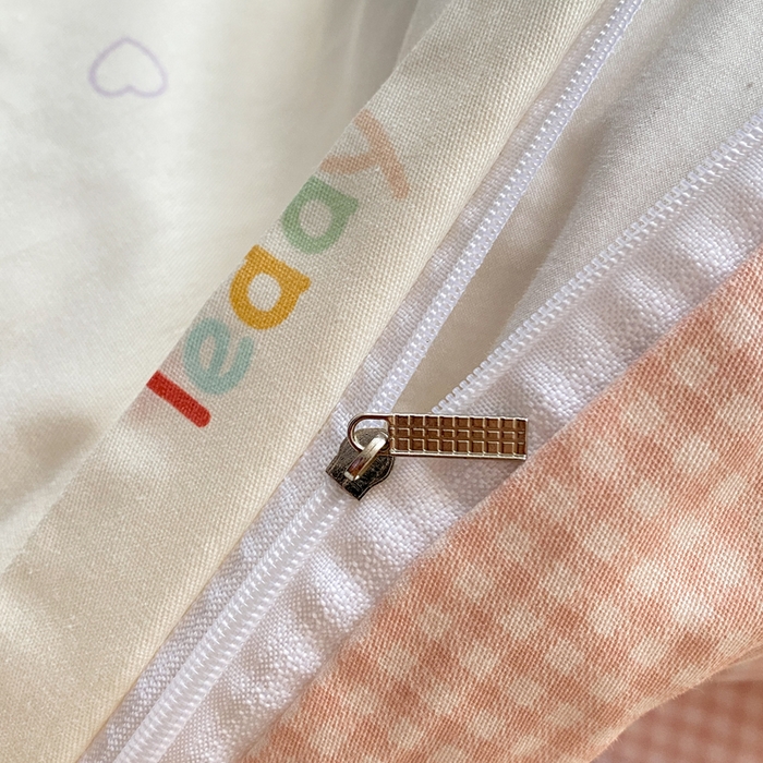 91家纺网 家纺一手货源 找家纺 红日子纺织品 2026新款小清新12868全棉纯棉学生卡通款四件套 伙伴甜心