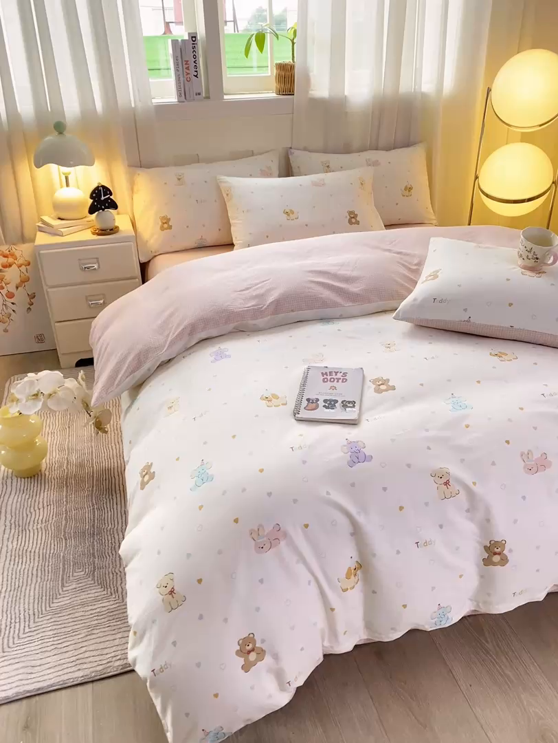 91家纺网 家纺一手货源 找家纺 红日子纺织品 2026新款小清新12868全棉纯棉学生卡通款四件套 伙伴甜心