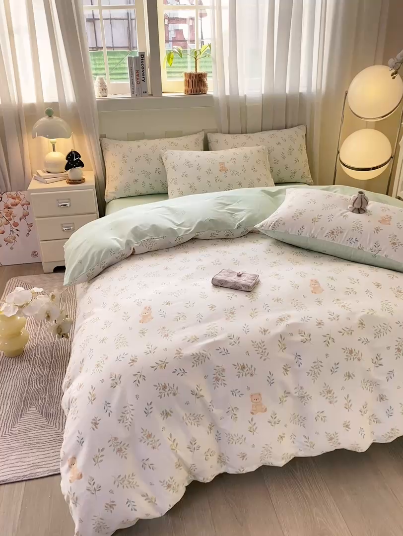 91家纺网 家纺一手货源 找家纺 红日子纺织品 2026新款小清新12868全棉纯棉学生卡通款四件套 丽都倩影