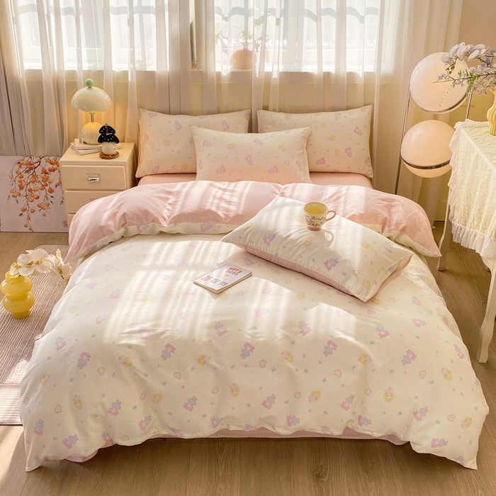 91家纺网 家纺一手货源 找家纺 红日子纺织品 2026新款小清新12868全棉纯棉学生卡通款四件套 萌动女孩