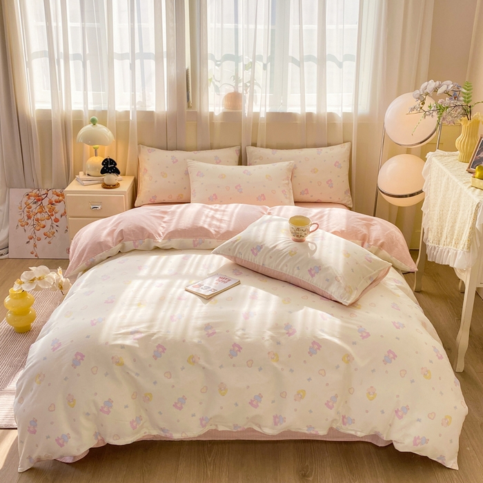 91家纺网 家纺一手货源 找家纺 红日子纺织品 2026新款小清新12868全棉纯棉学生卡通款四件套 萌动女孩