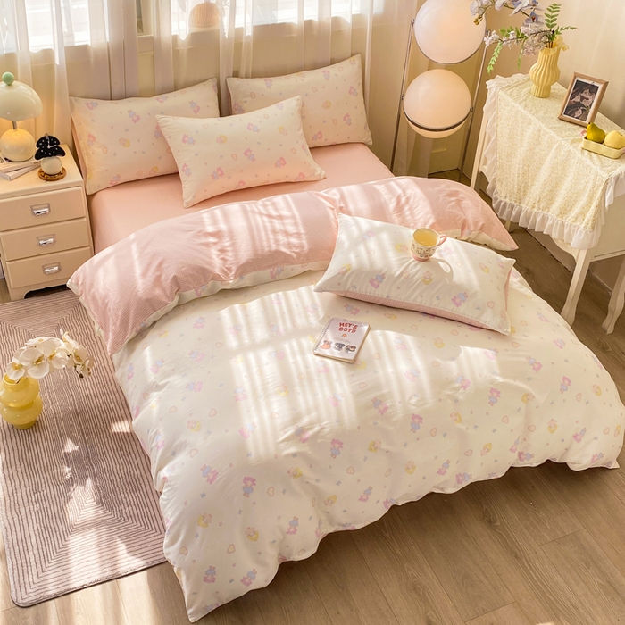 91家纺网 家纺一手货源 找家纺 红日子纺织品 2026新款小清新12868全棉纯棉学生卡通款四件套 萌动女孩