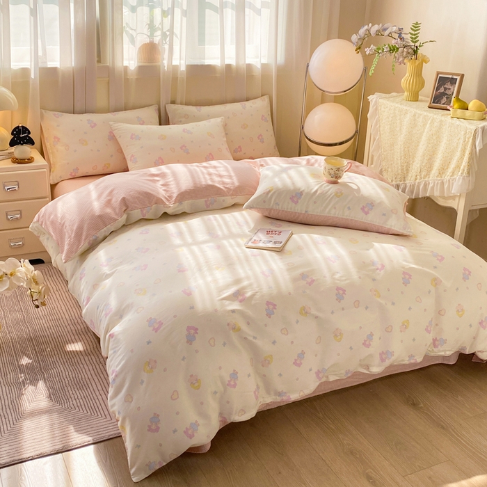 91家纺网 家纺一手货源 找家纺 红日子纺织品 2026新款小清新12868全棉纯棉学生卡通款四件套 萌动女孩